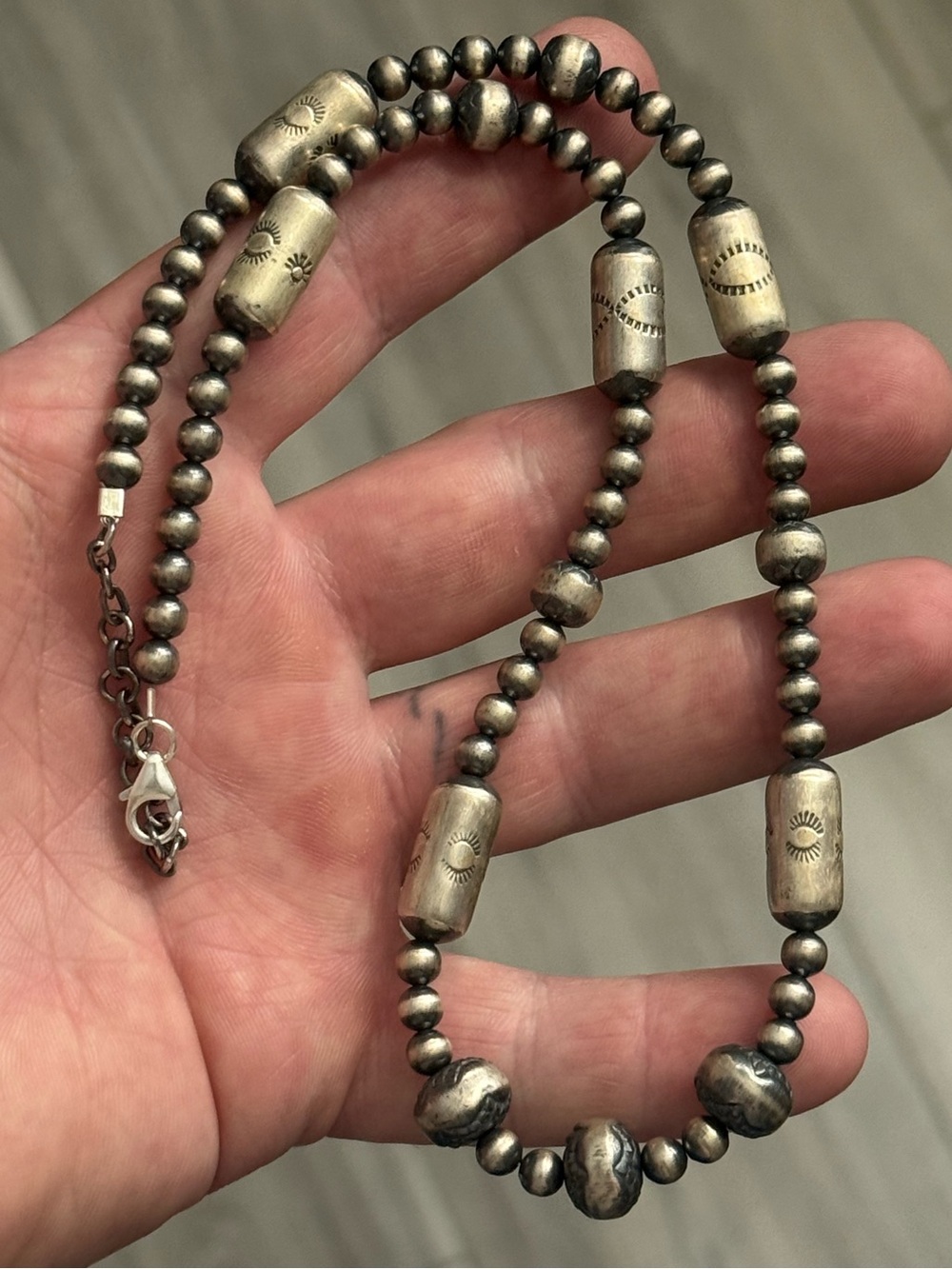 STERLING SILVER NAVJO PEARL HAND STAMPED BARREL GRADUATED BEADED NECKLACE .925